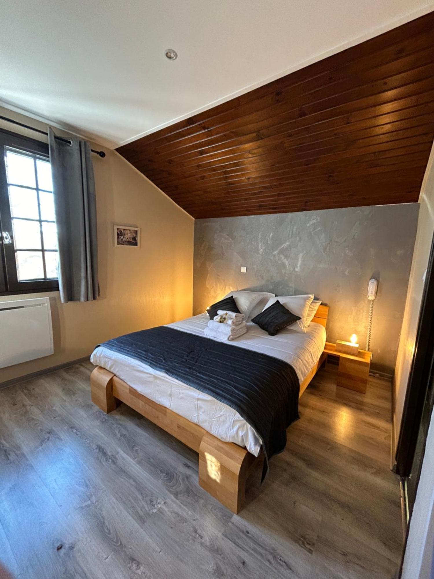 Logis Le Relais De La Voie Sacree Hotel Issoncourt ภายนอก รูปภาพ