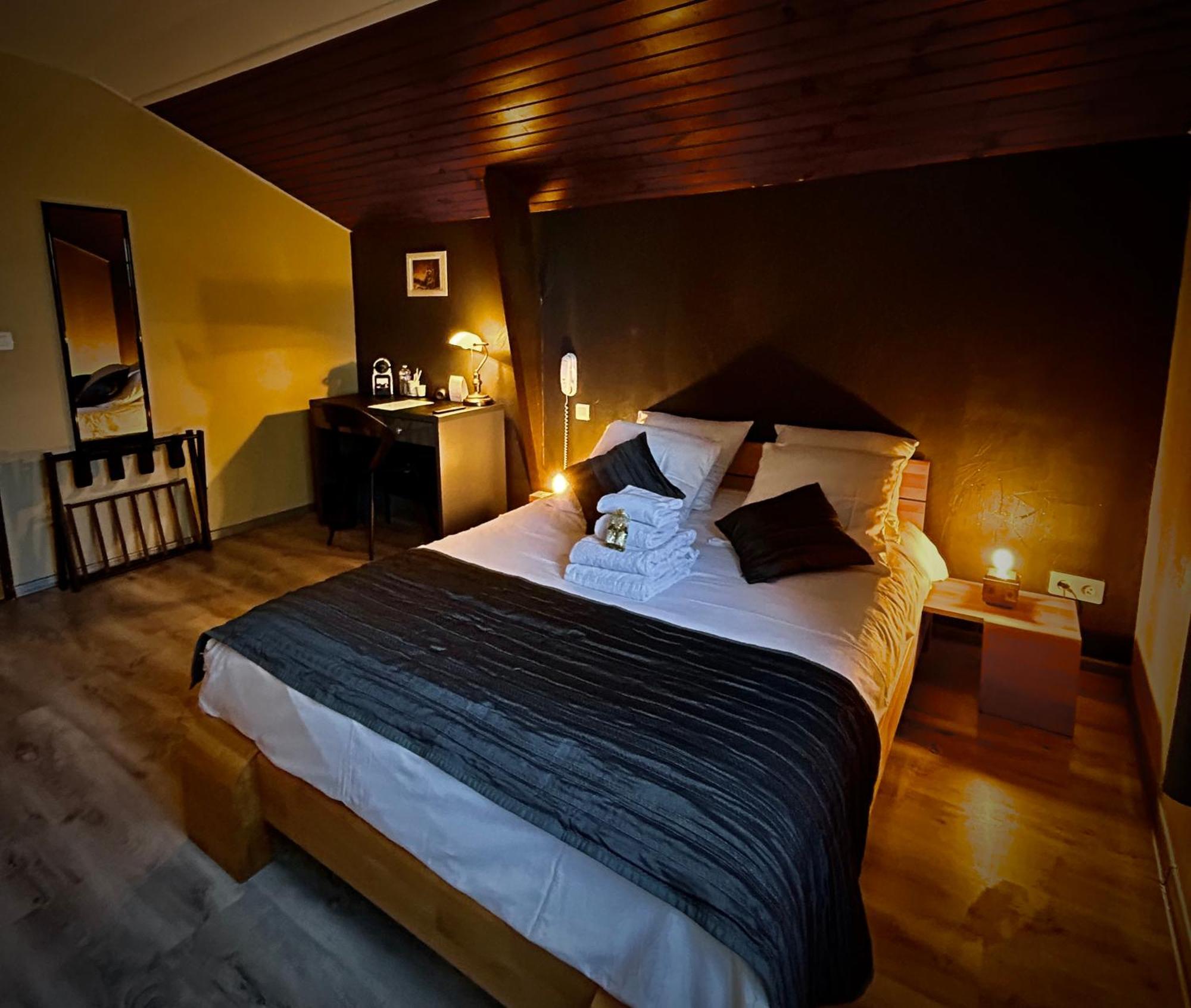 Logis Le Relais De La Voie Sacree Hotel Issoncourt ภายนอก รูปภาพ