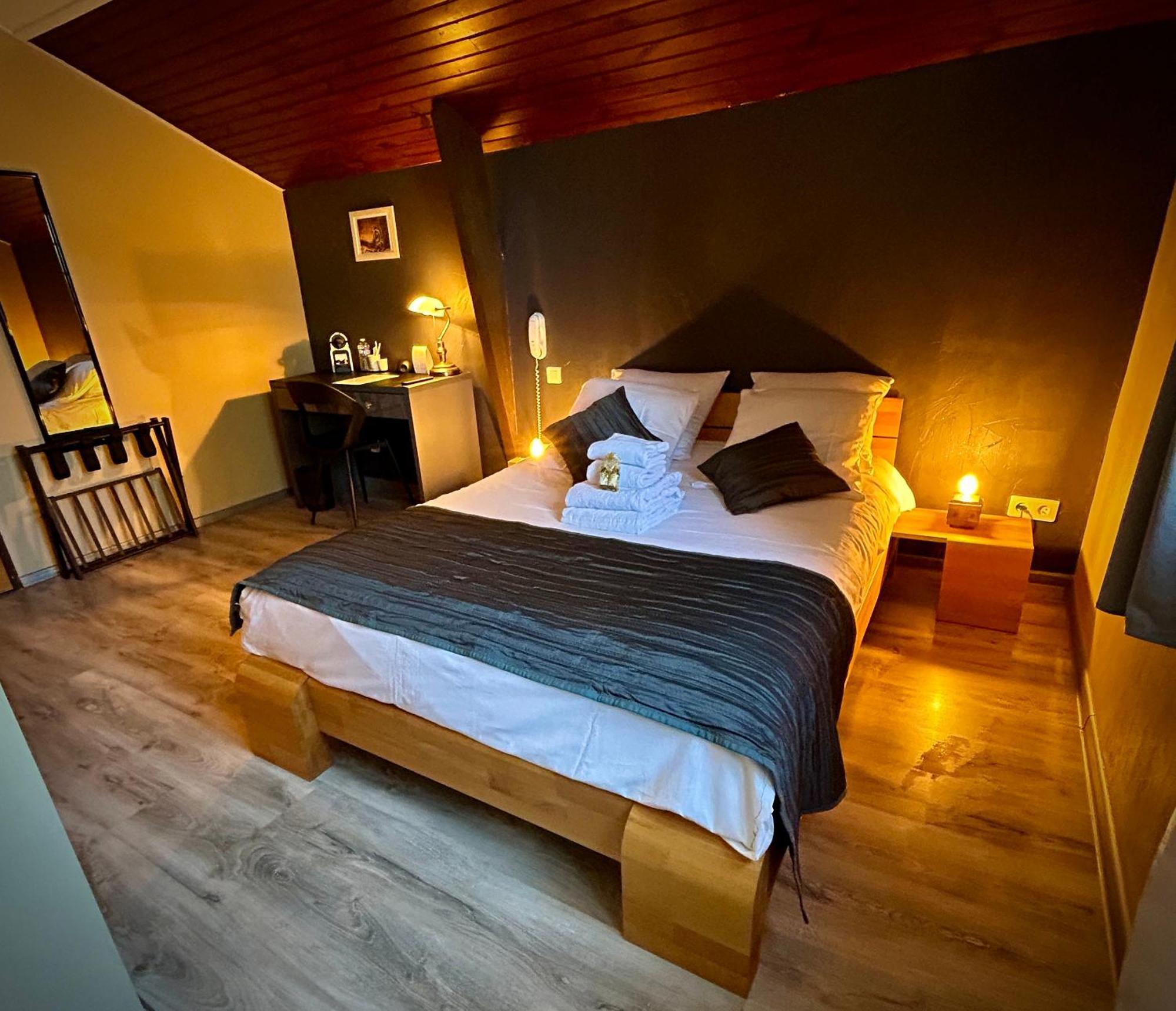 Logis Le Relais De La Voie Sacree Hotel Issoncourt ภายนอก รูปภาพ