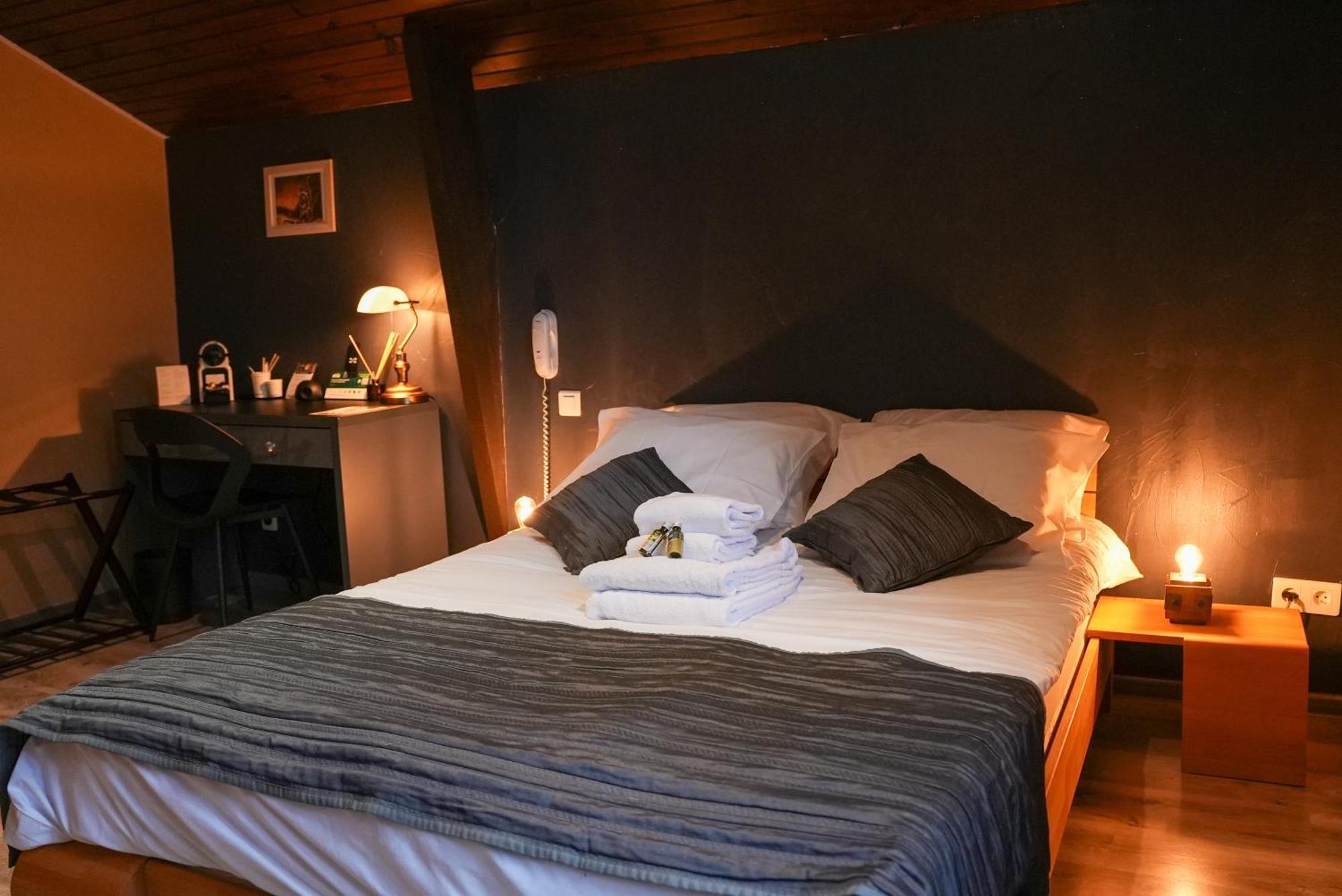 Logis Le Relais De La Voie Sacree Hotel Issoncourt ภายนอก รูปภาพ