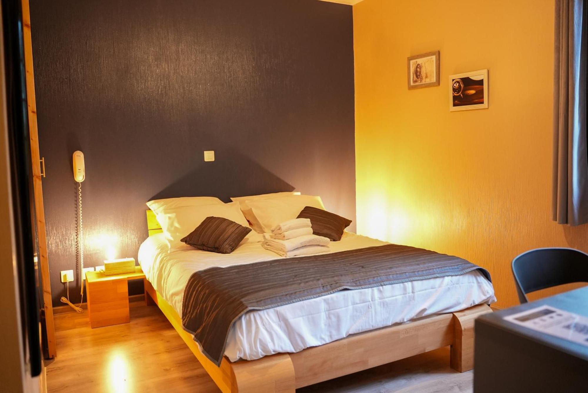 Logis Le Relais De La Voie Sacree Hotel Issoncourt ภายนอก รูปภาพ