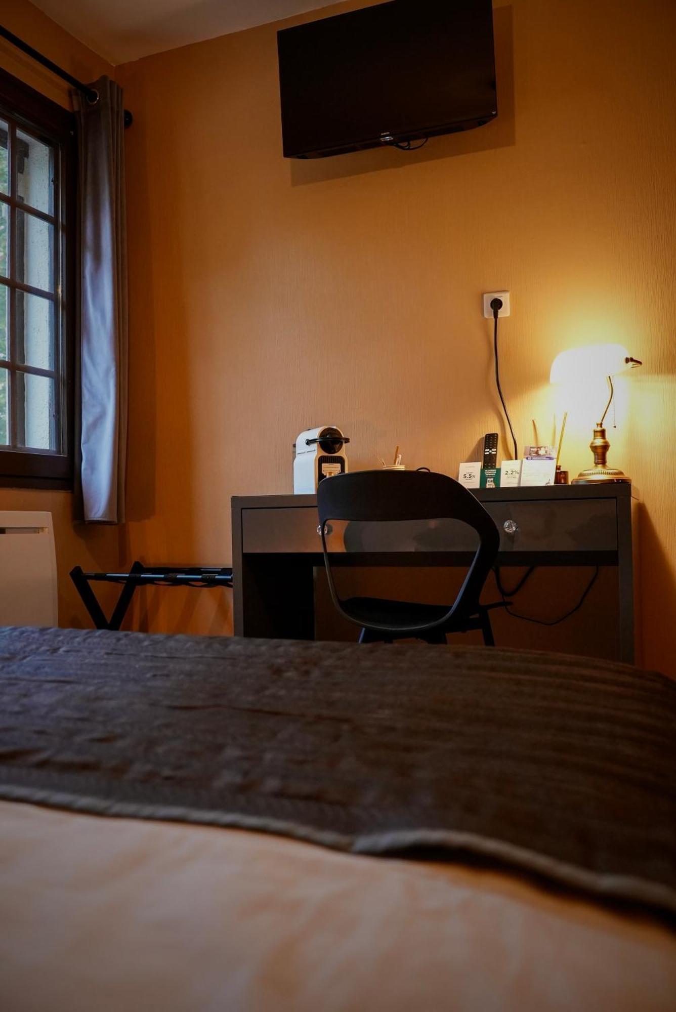 Logis Le Relais De La Voie Sacree Hotel Issoncourt ภายนอก รูปภาพ